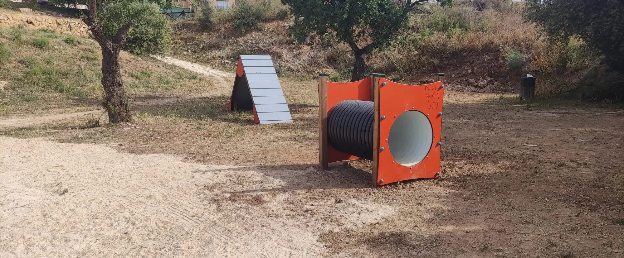 Túnel y empalizada de Agility integrados en un área natural arbolada
