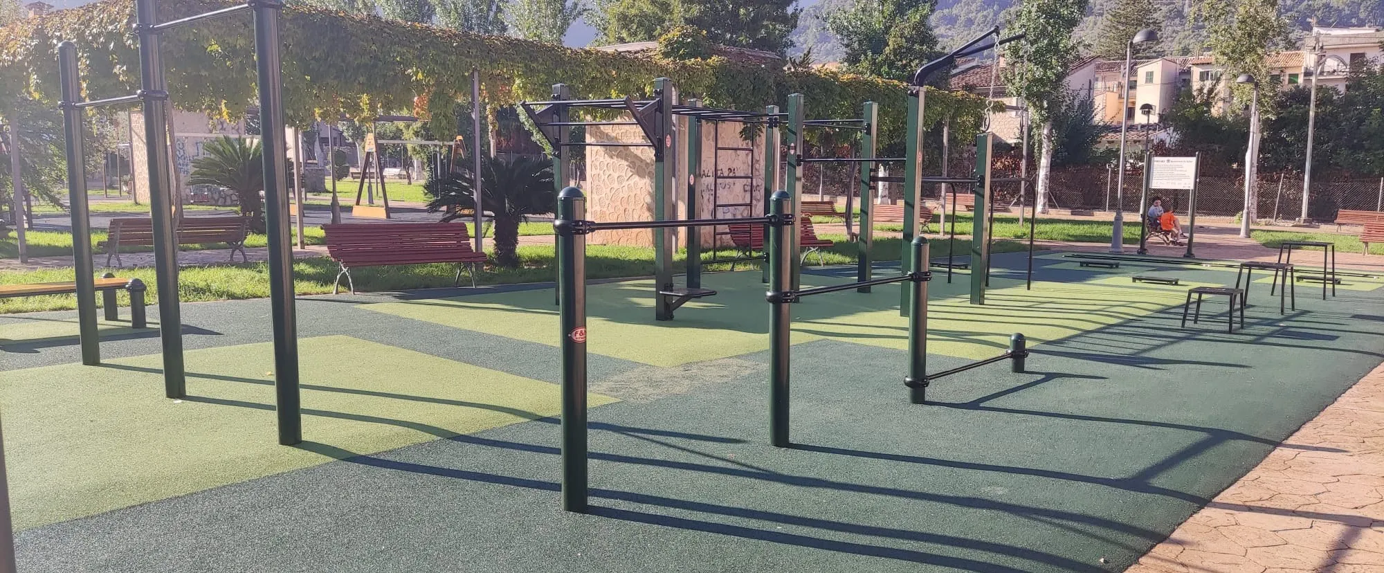 Parque de calistenia con pavimento de caucho verde