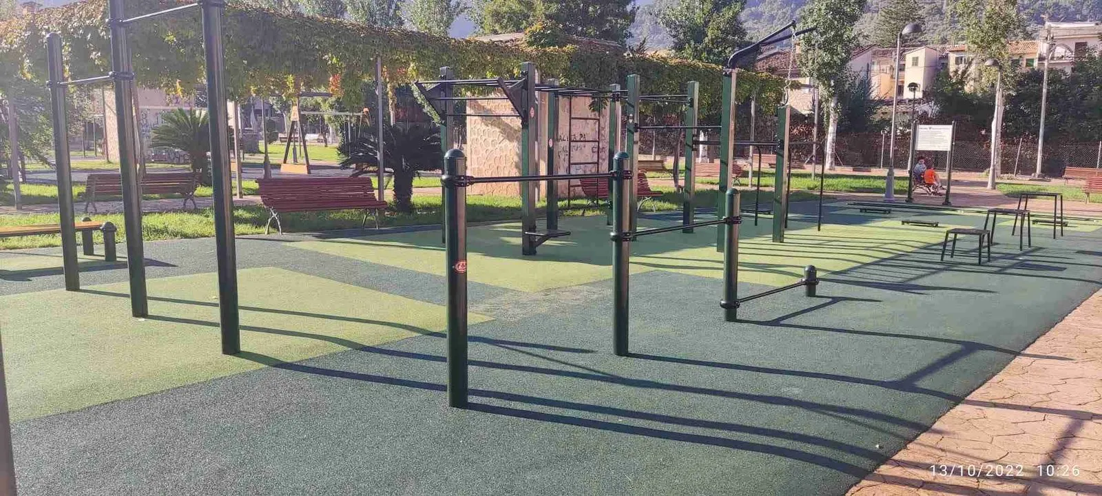 Estructura de calistenia con pavimento de caucho verde