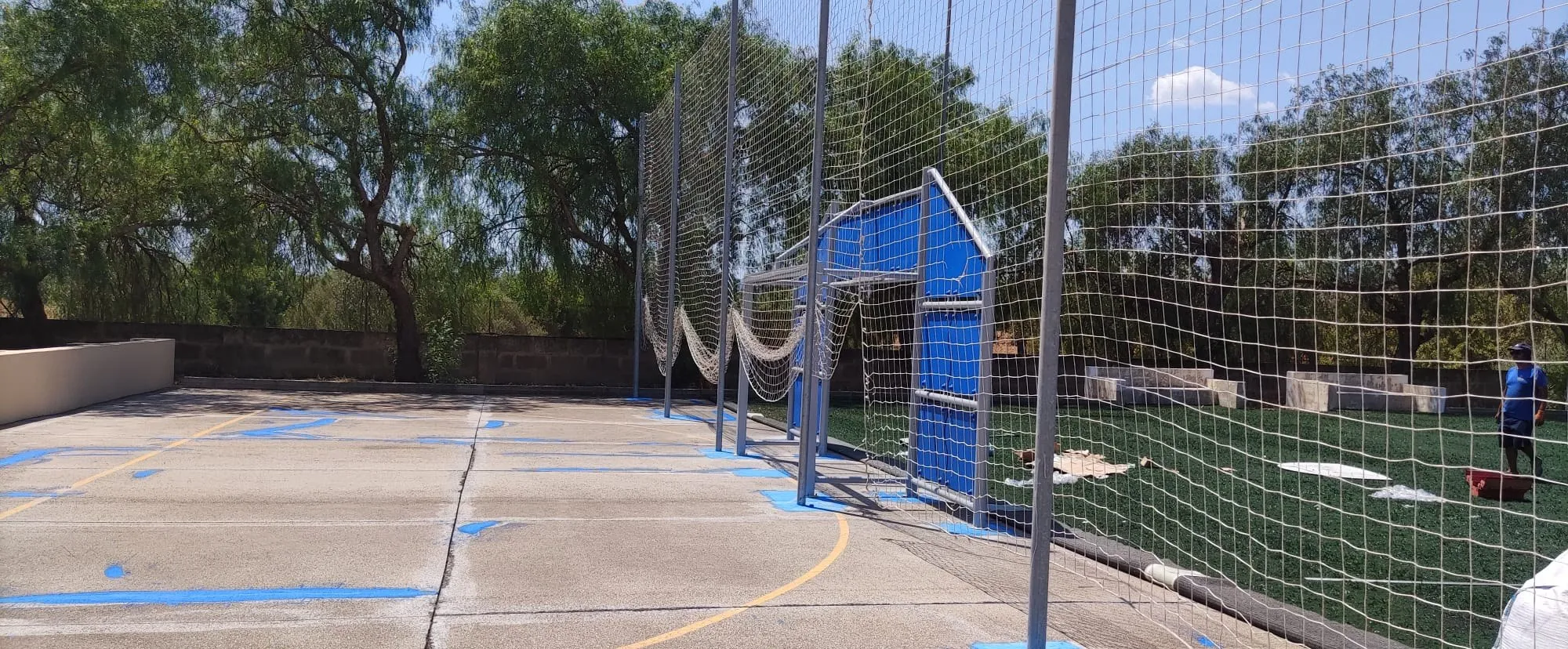 Estructuras deportivas montadas durante la instalación de una pista