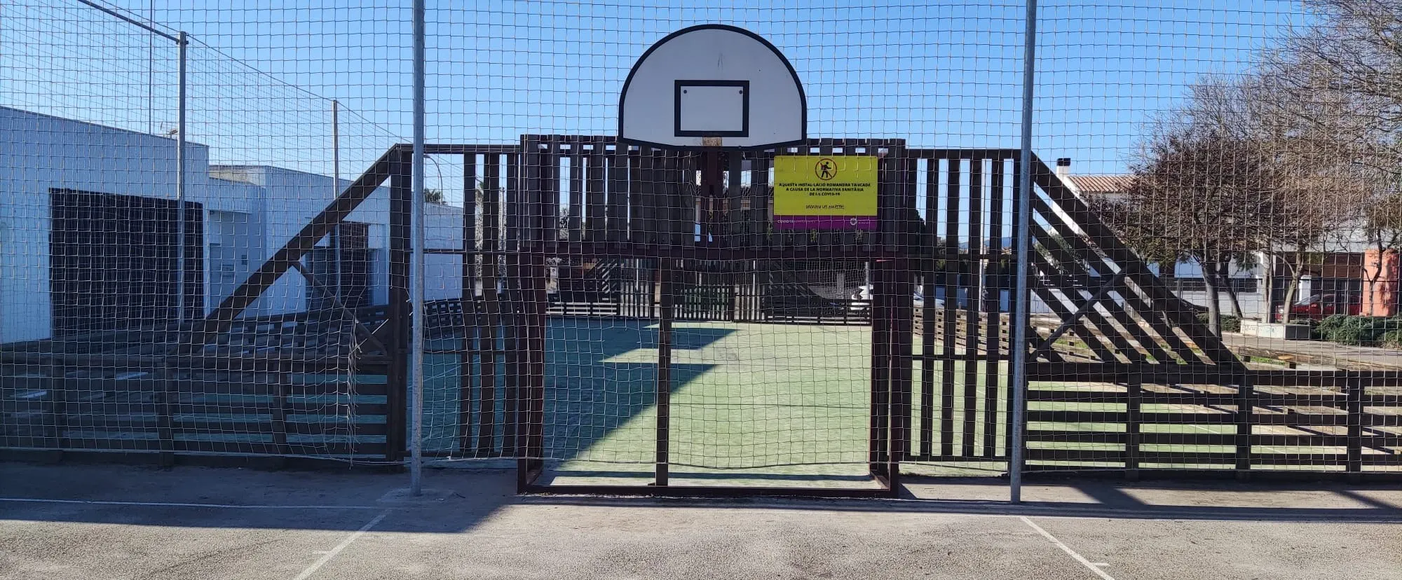 Pista deportiva existente durante la evaluación previa a su renovación