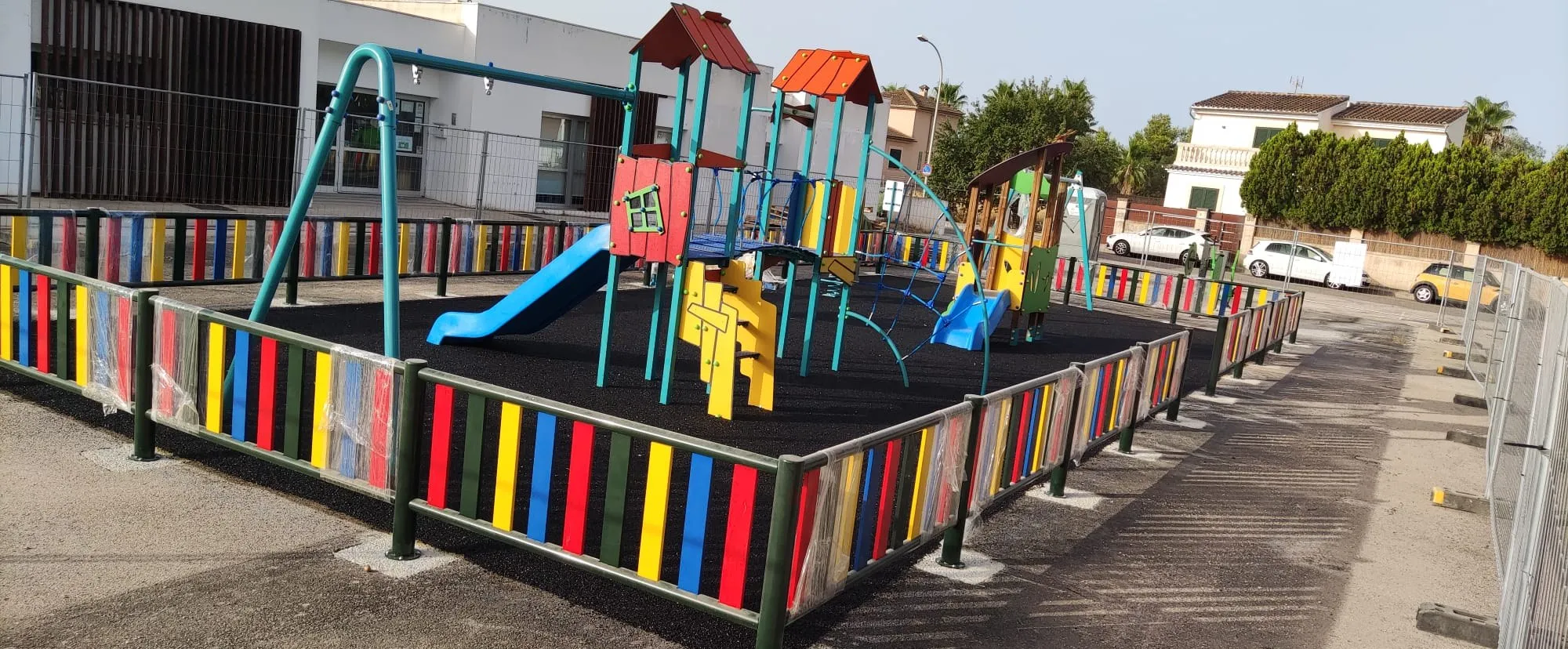 Capa base de caucho recién extendida en un área de juego