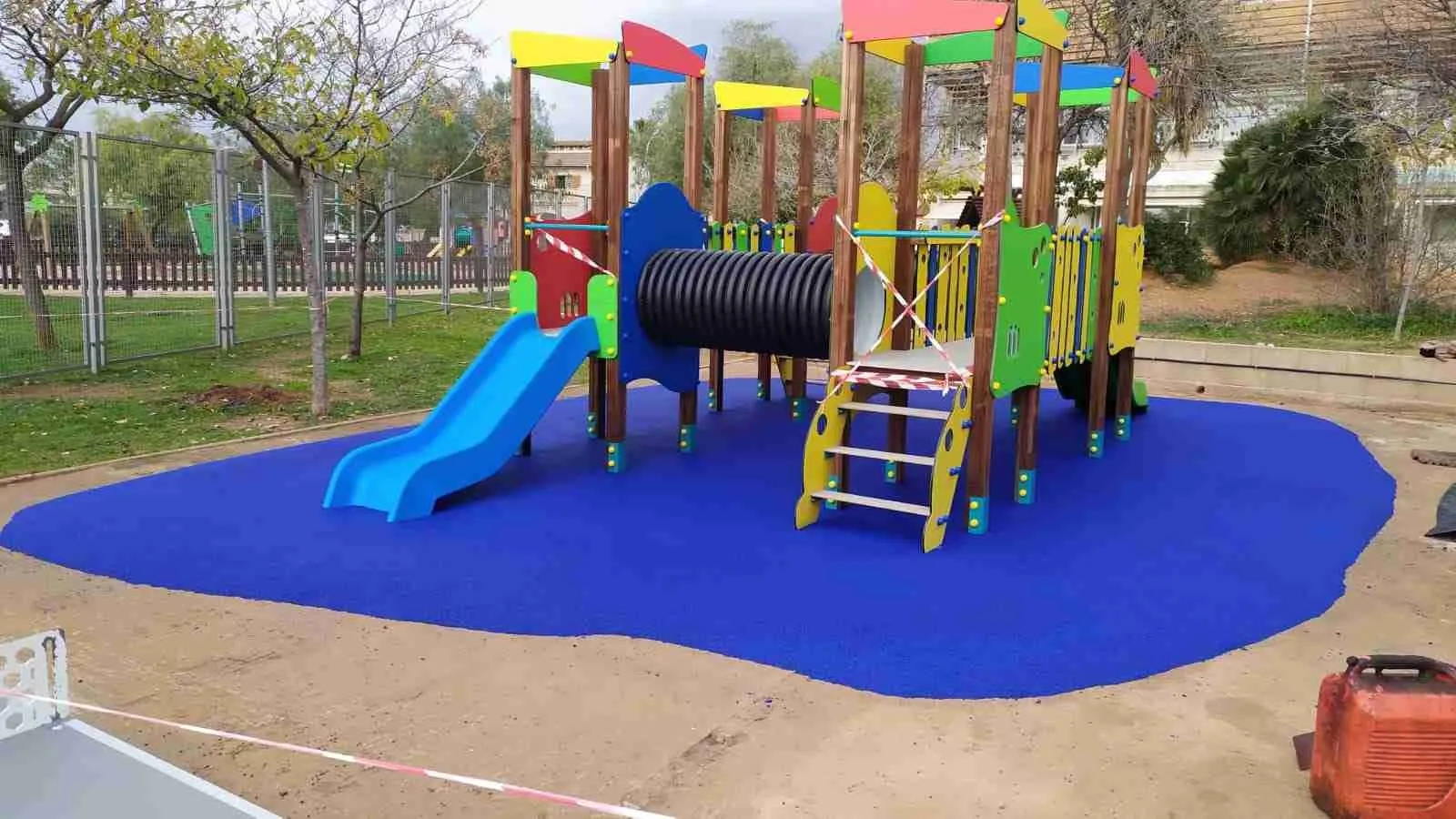 Área de juego renovada con pavimento de caucho de colores