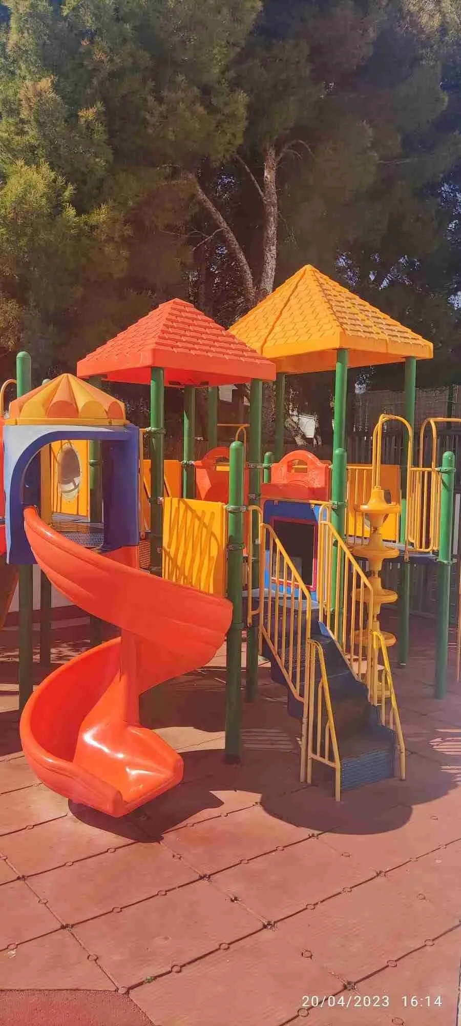 Complejo de juego infantil con toboganes naranjas y azules