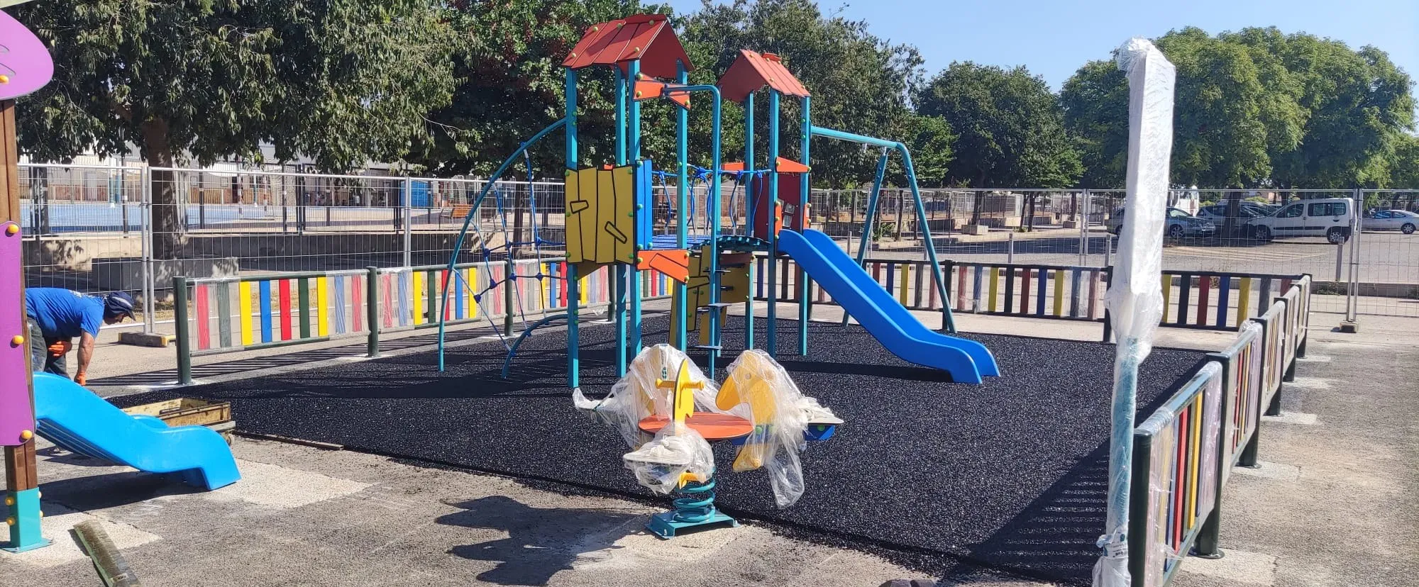 Juegos infantiles recién suministrados, aún con protecciones de transporte
