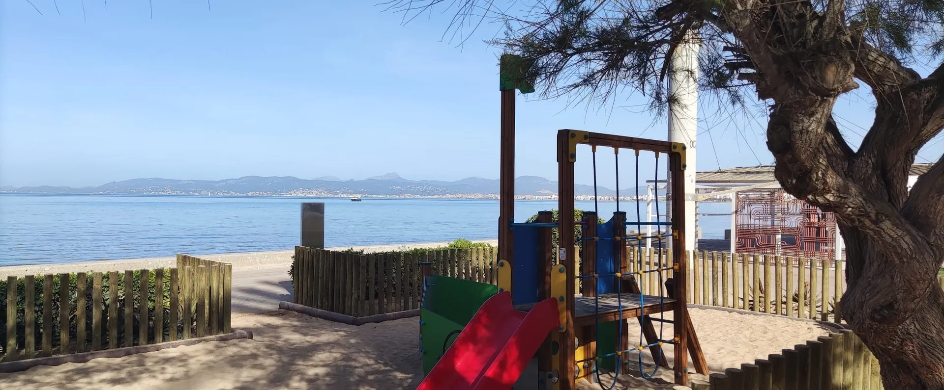 Área de juego infantil instalada junto al mar