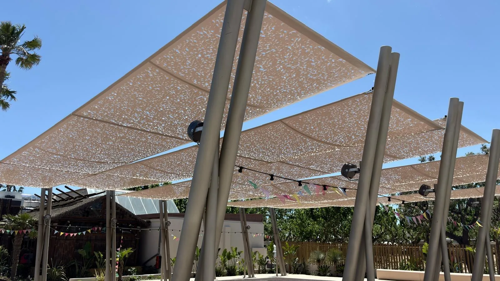 Velas microperforadas sobre una terraza de ocio