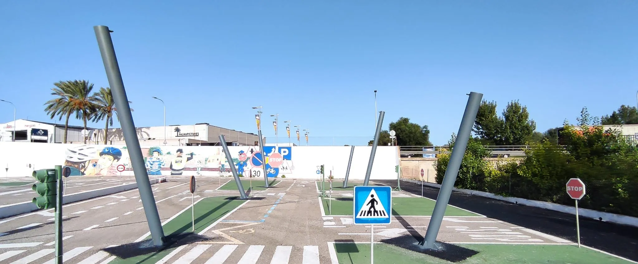 Postes metálicos de unas velas tensadas recién instalados, antes de montar la lona