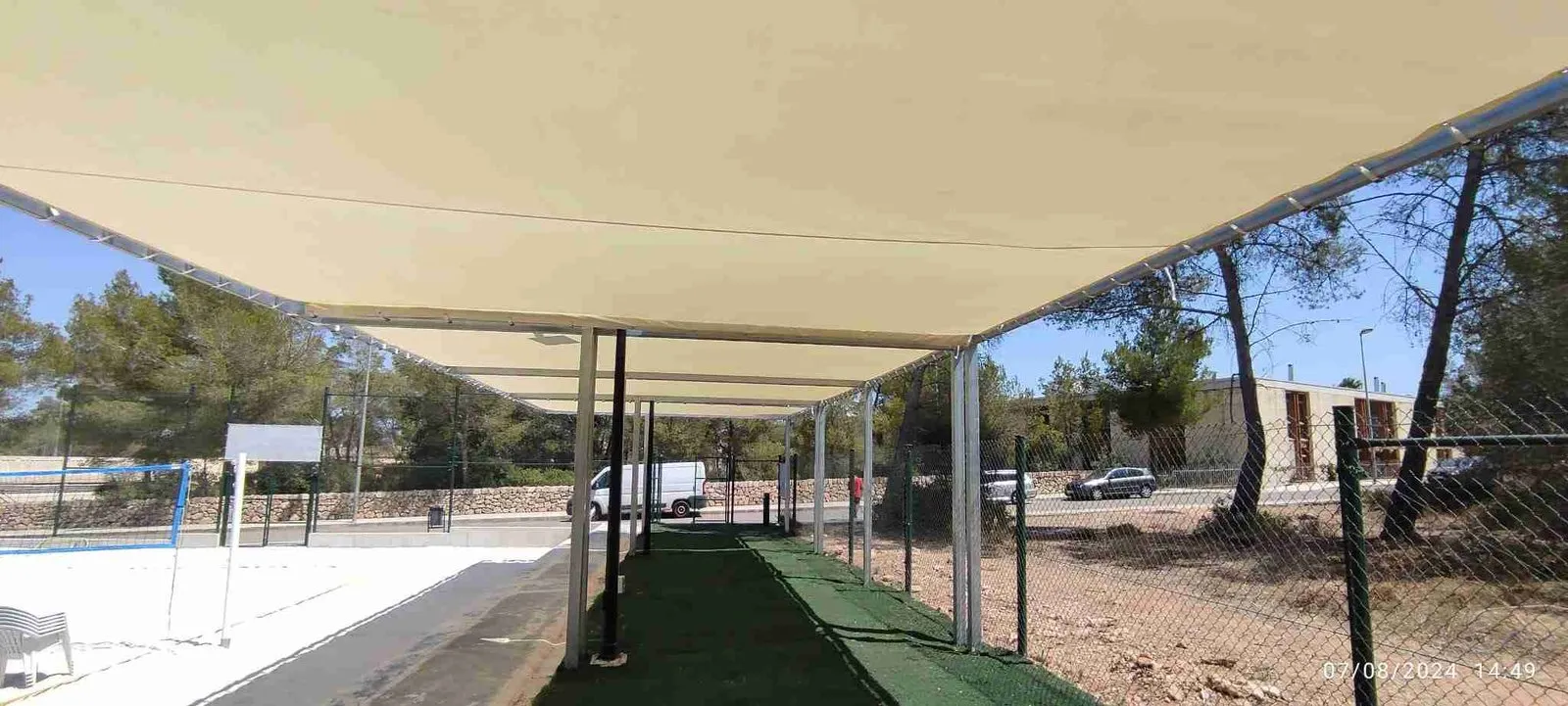 Pista de vóley playa con grada cubierta por toldo