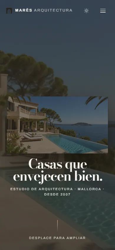 La web de Marès Arquitectura vista en un móvil.